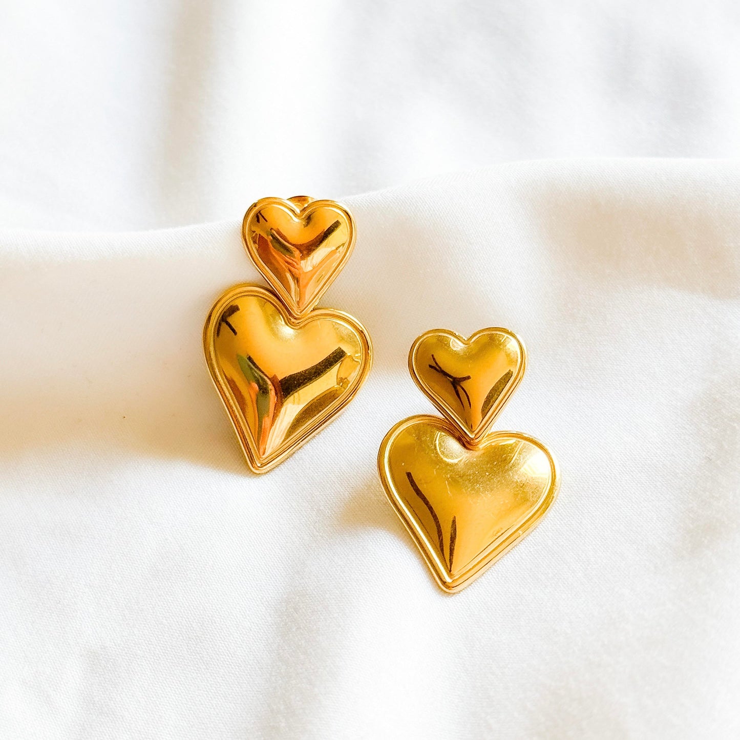 Aretes doble corazón dorado