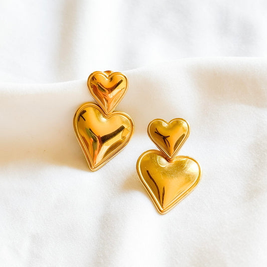 Aretes doble corazón dorado